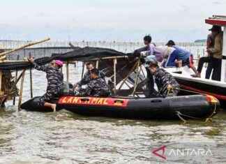 Removing Illegal Sea Fence in Tangerang: Indonesian Navy Takes Action removing-llegal-sea-fence-in-tangerang-ndonesian-navy-takes-action