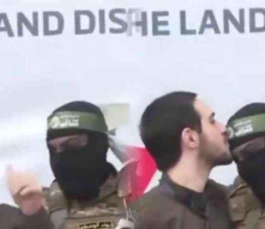 Israeli Soldiers Kiss Foreheads of Hamas Forces Upon Release, Radiant and Smiling sraeli-soldiers-kiss-foreheads-of-hamas-forces-upon-release-radiant-and-smiling