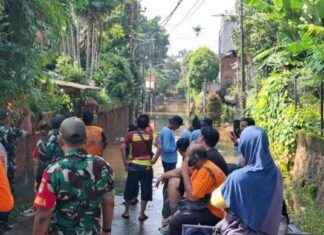 Floods at IKPN Bintaro Complex Slowly Receding, 5 Water Pumps Running floods-at-kpn-bintaro-complex-slowly-receding-5-water-pumps-running